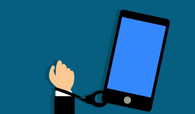 TELEFONI NAM UDARILI U GLAVU